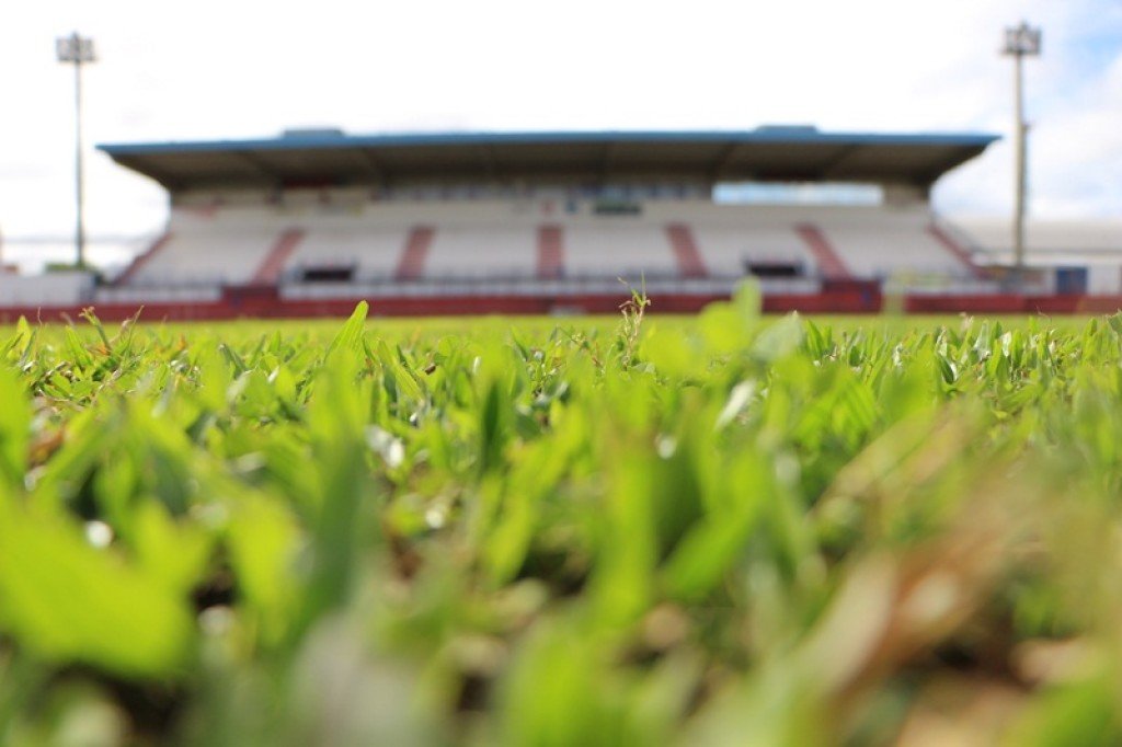 Prefeitura de Lages Estádio Vidal Ramos Júnior recebe plantio de grama padrão FCF para a Série B do Campeonato Catarinense