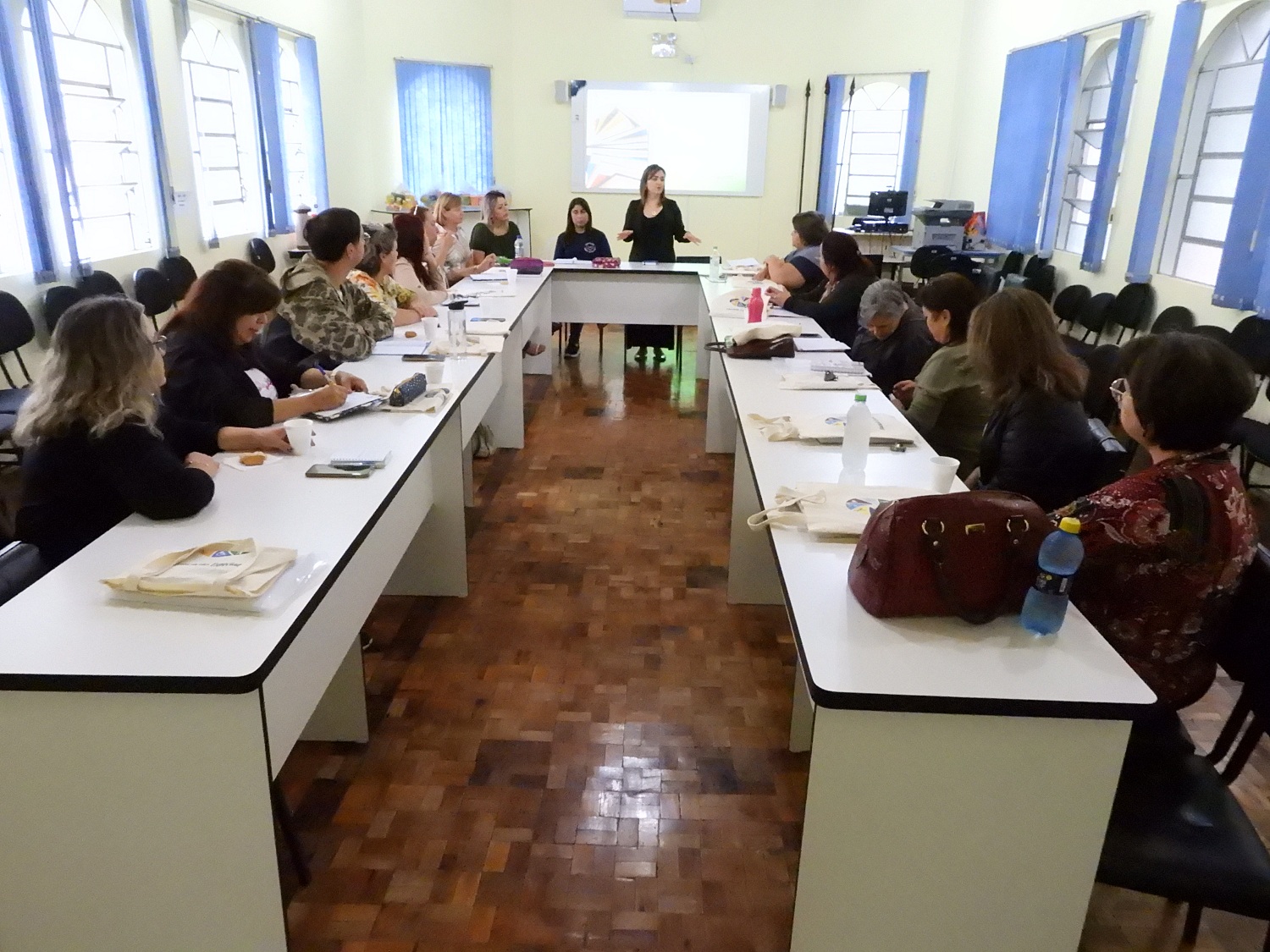 Prefeitura de Lages Secretaria da Educação acolhe profissionais e entrega materiais pedagógicos aos polos de AEE