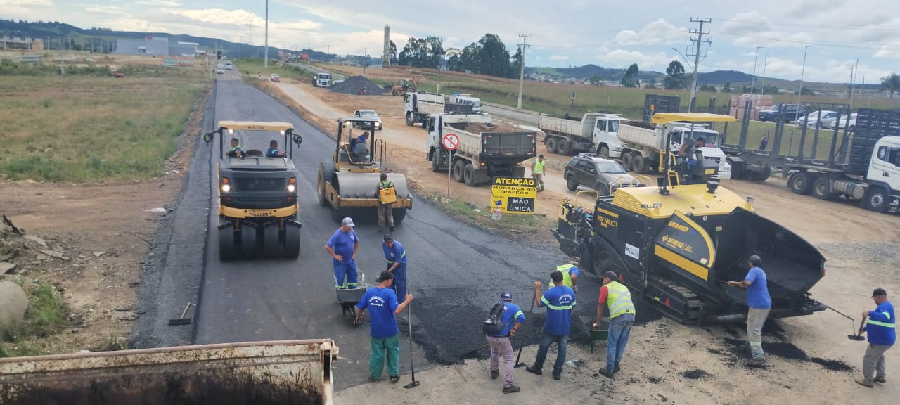 Prefeitura de Lages Trecho da avenida das Torres, no bairro Guarujá, é asfaltado pela Prefeitura de Lages