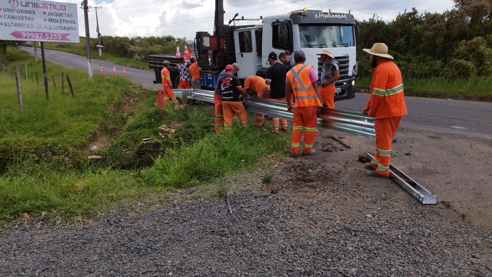 Prefeitura de Lages Diretran, da Prefeitura de Lages, recupera guard rails em pontos estratégicos do trânsito