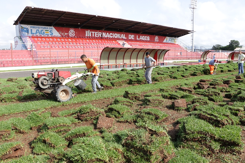 Prefeitura de Lages Prefeitura trabalha na substituição do gramado do Estádio Municipal Vidal Ramos Júnior