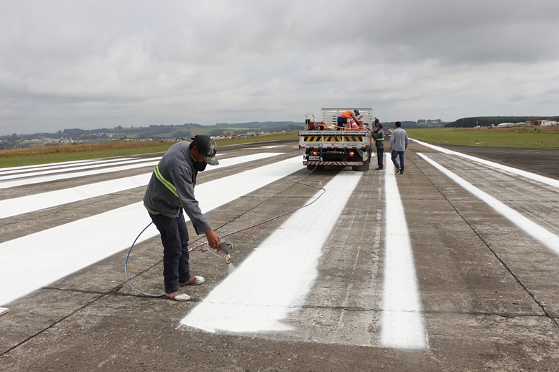 Prefeitura de Lages Aeroporto Federal de Lages recebe pintura na pista e pátio de estacionamento