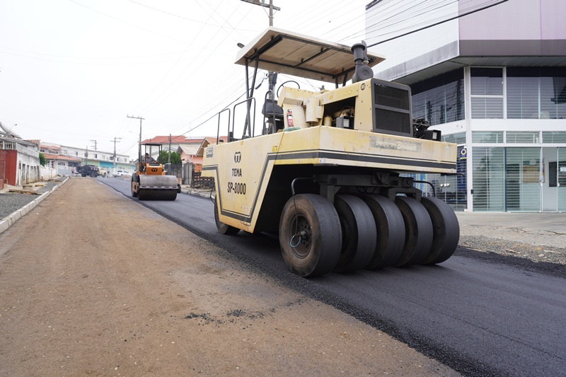 Prefeitura de Lages Rua Independência, no bairro Gethal, recebe camada asfáltica