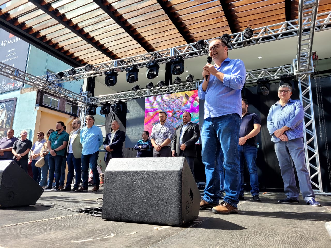 Prefeitura de Lages Debulha da “primeira” pinha, shows musicais gauchescos e “Sapecadaço” simbolizam lançamento da colheita oficial do pinhão em Lages