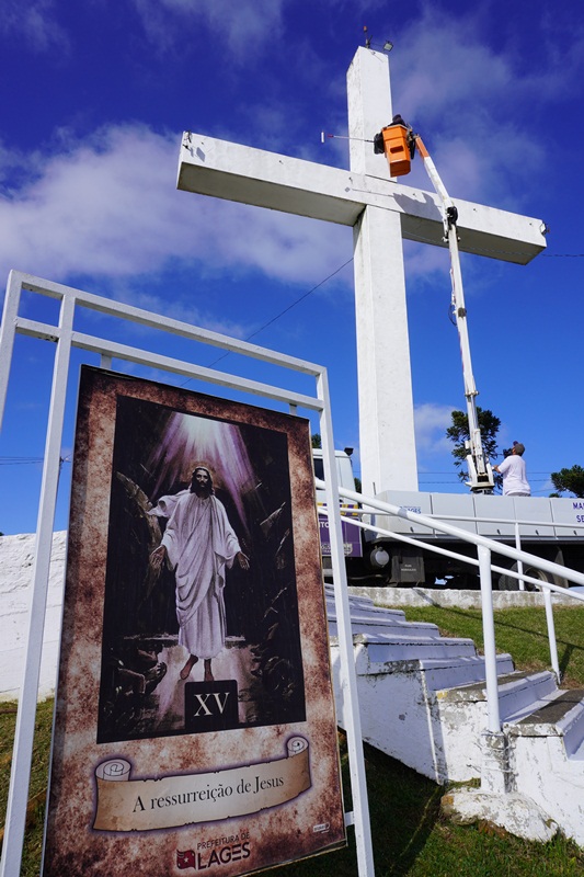 Prefeitura de Lages Mais de 140 servidores da Prefeitura de Lages atuam no mutirão de limpeza do entorno do Morro da Cruz para as atividades da Semana Santa