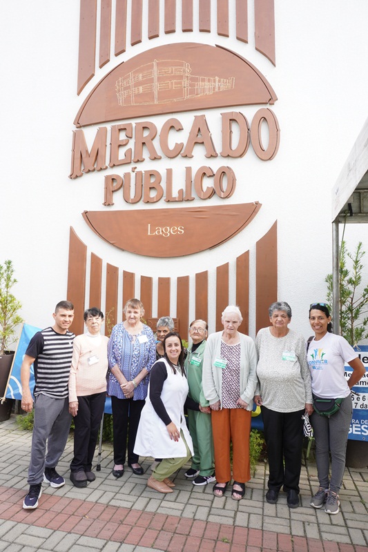 Prefeitura de Lages Idosos do Lar Vicentino visitam Mercado Público Municipal