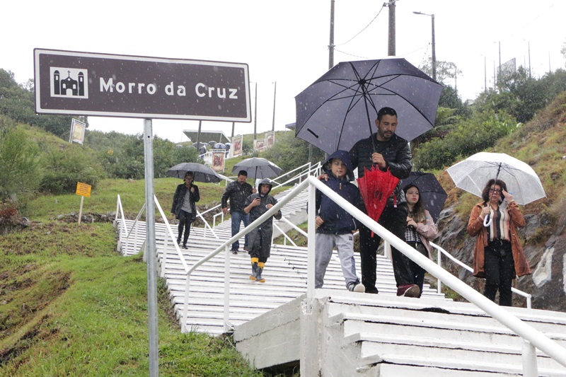 Prefeitura de Lages Chuva prejudica encenação da Paixão e Morte de Cristo no Morro da Cruz na manhã da Sexta-Feira Santa