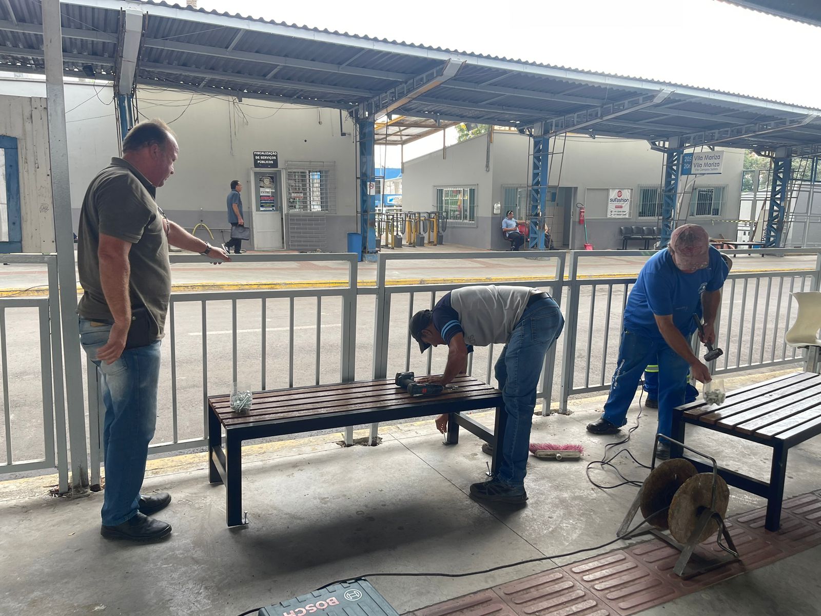 Prefeitura de Lages Terminal Urbano recebe bancos novos durante a revitalização