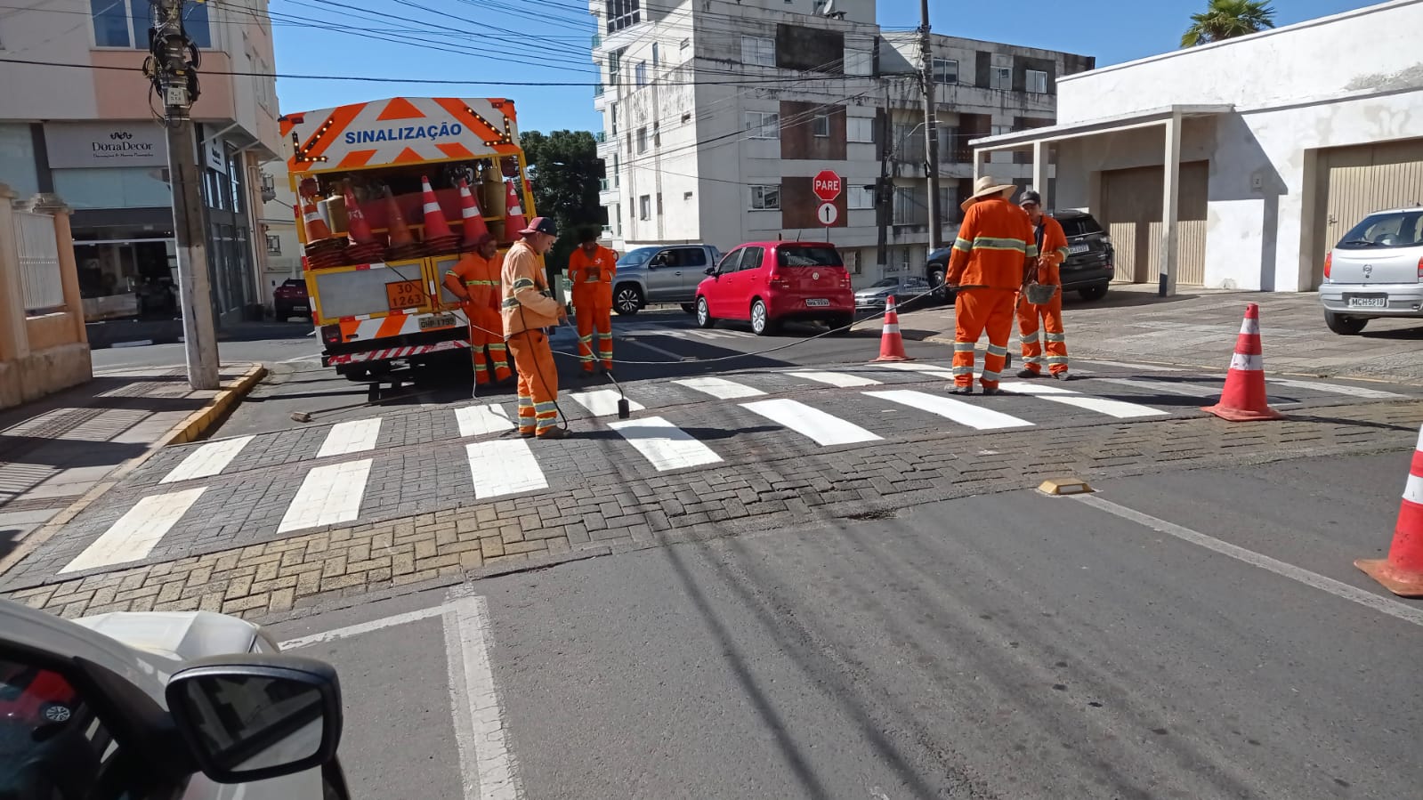 Prefeitura de Lages Diretran restaura faixas de segurança com material resinado a quente