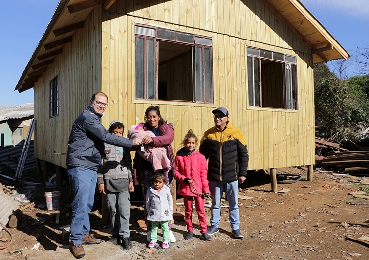 Prefeitura de Lages Programa Lar Feliz entrega duas casas a famílias dos bairros Bom Jesus e Santa Mônica 