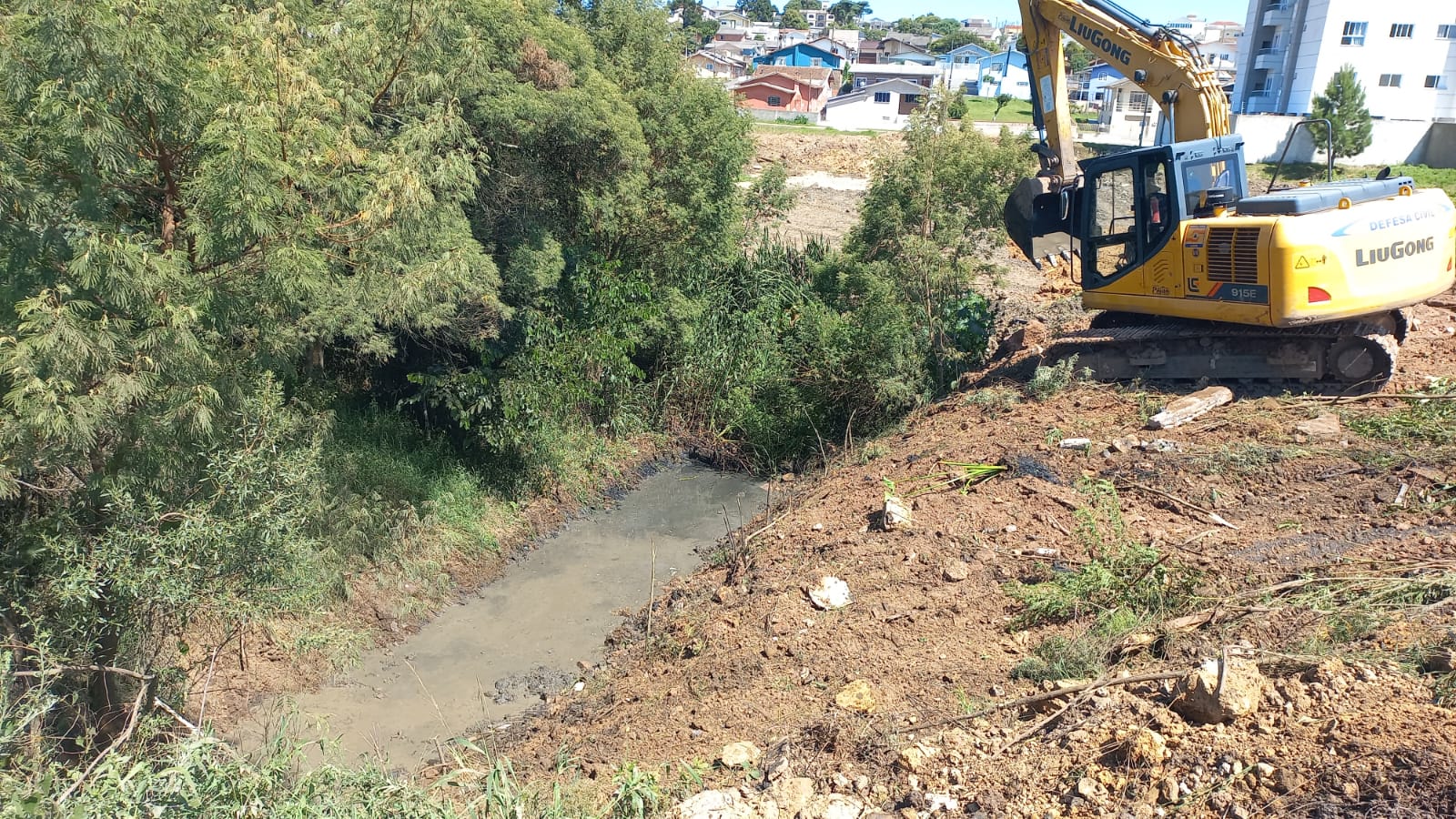 Prefeitura de Lages Defesa Civil em prontidão: Trabalhos de desassoreamento em rios e córregos amenizam risco a famílias lageanas em bairros de distintas áreas da cidade