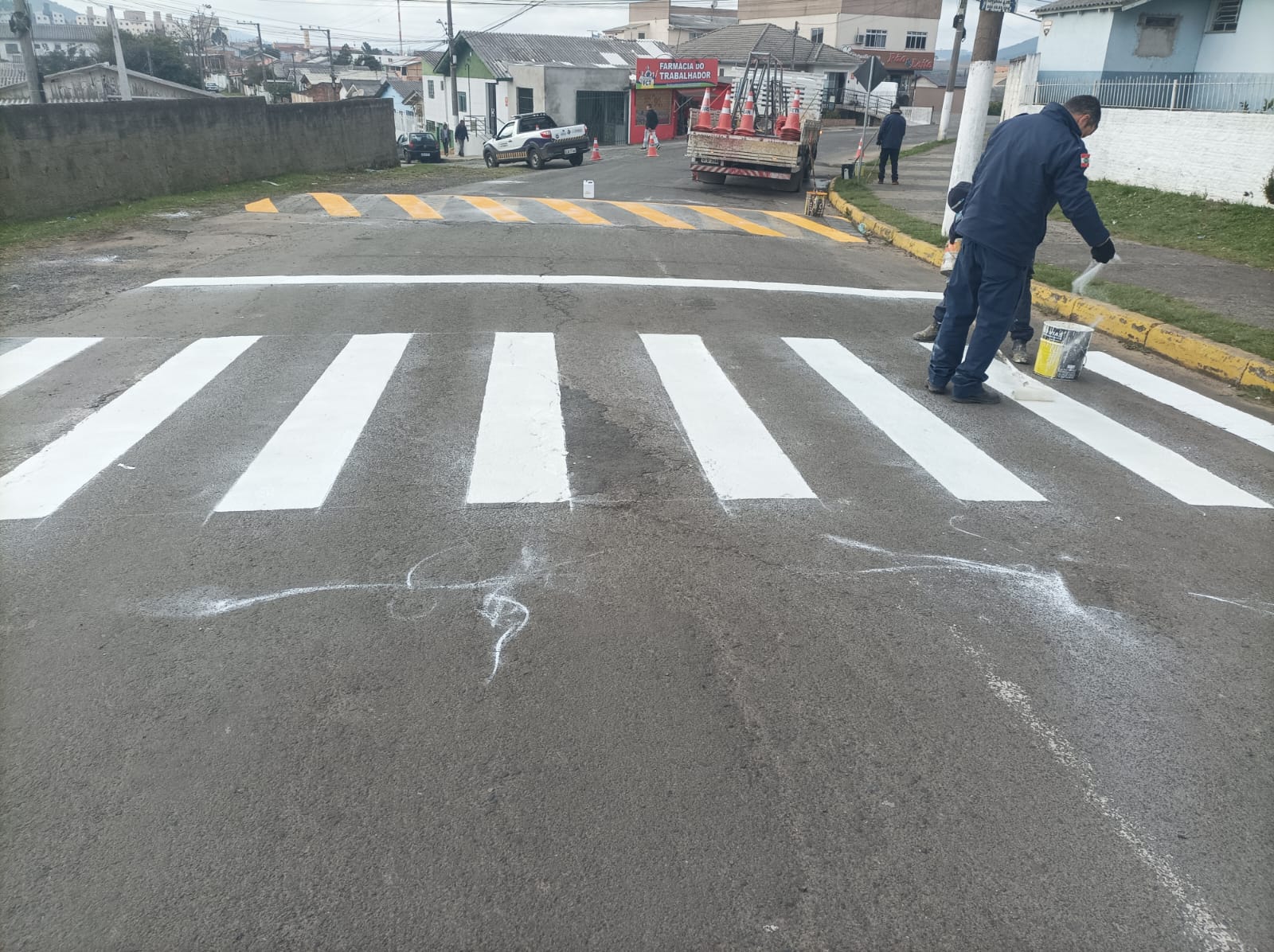 Prefeitura de Lages Diretran renova pintura da sinalização de trânsito no entorno de todas as unidades escolares