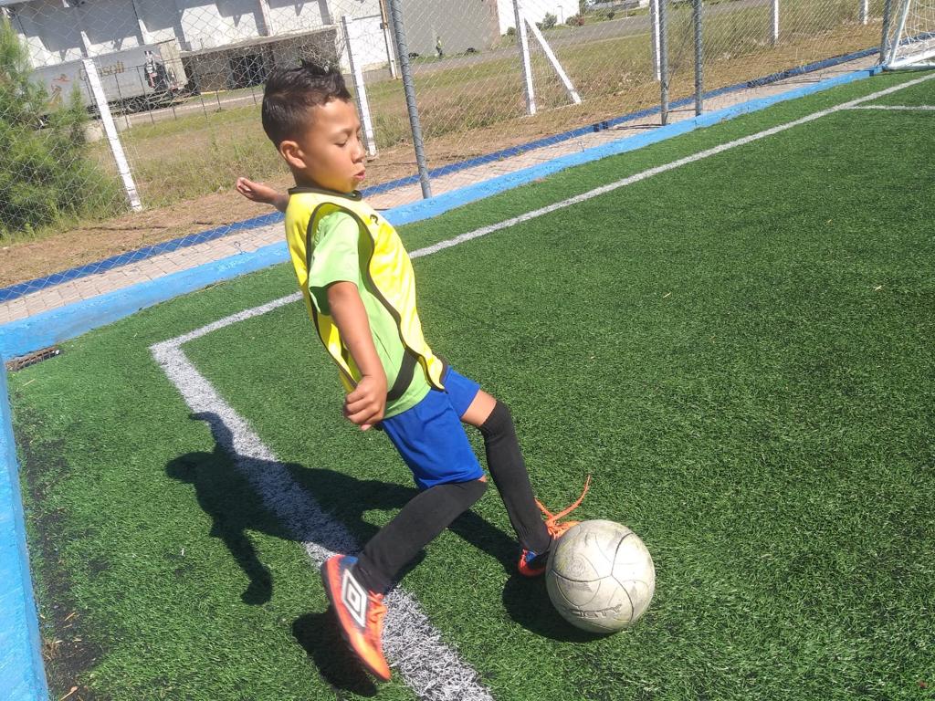 Prefeitura de Lages Crianças e adolescentes aprendem oito modalidades de esporte e se divertem cuidando da saúde e fazendo novos amigos nas escolinhas da Fundação Municipal 