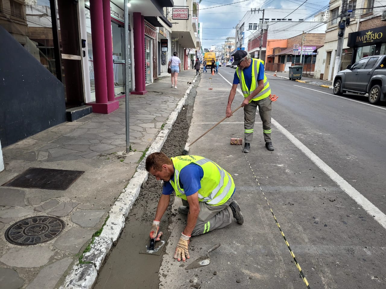 Prefeitura de Lages Canaleta corrige desnível junto a faixa de estacionamento, em via central