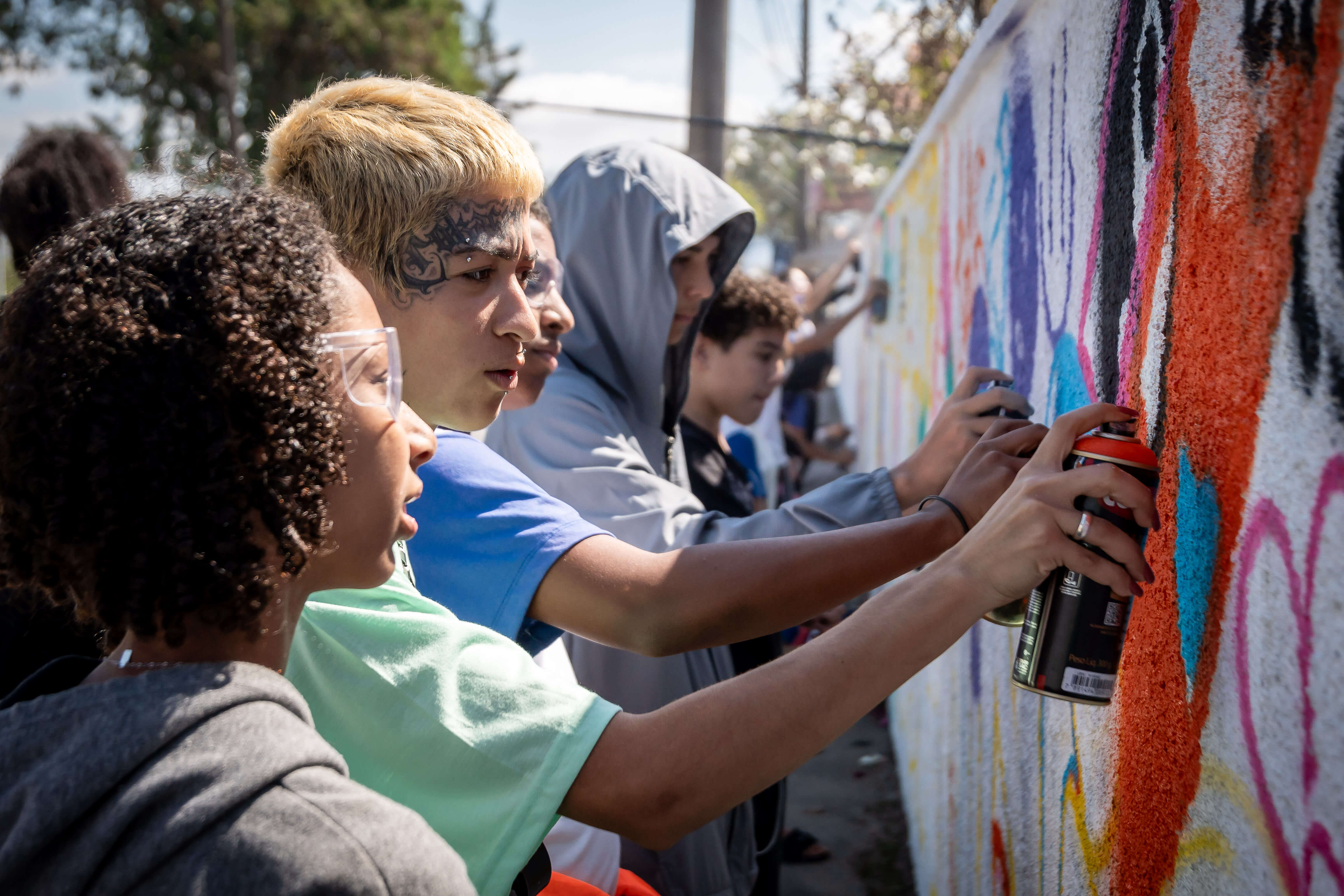 Prefeitura de Lages Proje7o Arco-Íris chega para promover experiência artística com Graffiti em escola municipal de Lages