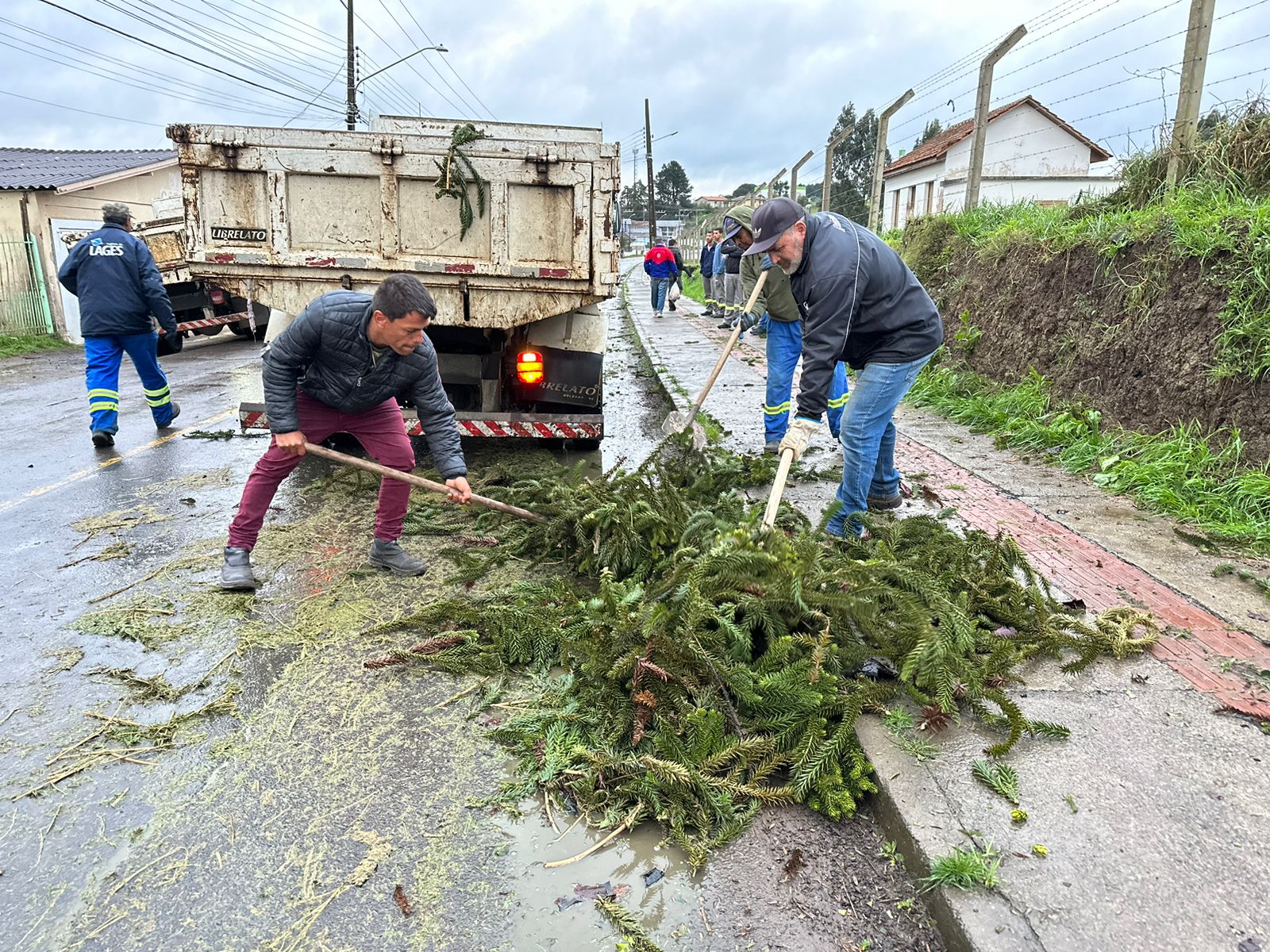 Prefeitura de Lages Prefeitura de Lages realiza limpeza de ruas e avenidas atingidas pelas enxurradas 