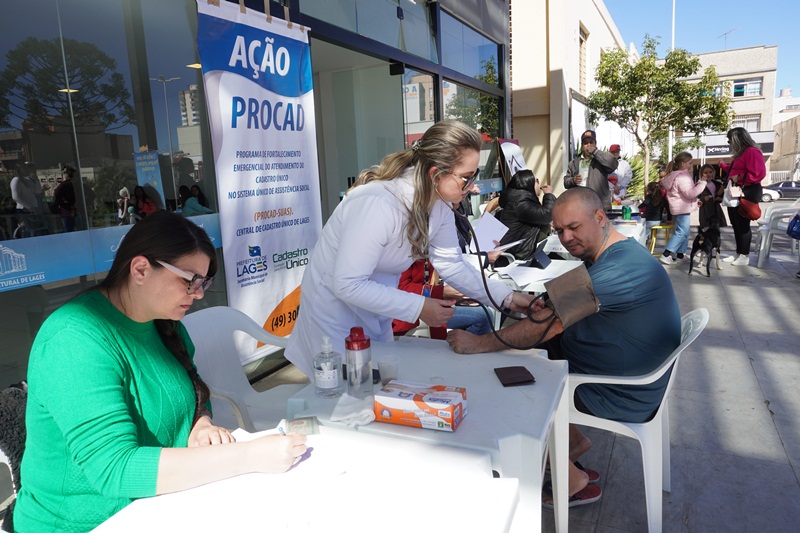 Prefeitura de Lages Secretaria da Assistência Social recebe cidadãos para atualização de cadastro, serviços de saúde e entretenimento na Ação Social Procad-Suas na Praça João Costa neste último sábado de agosto 