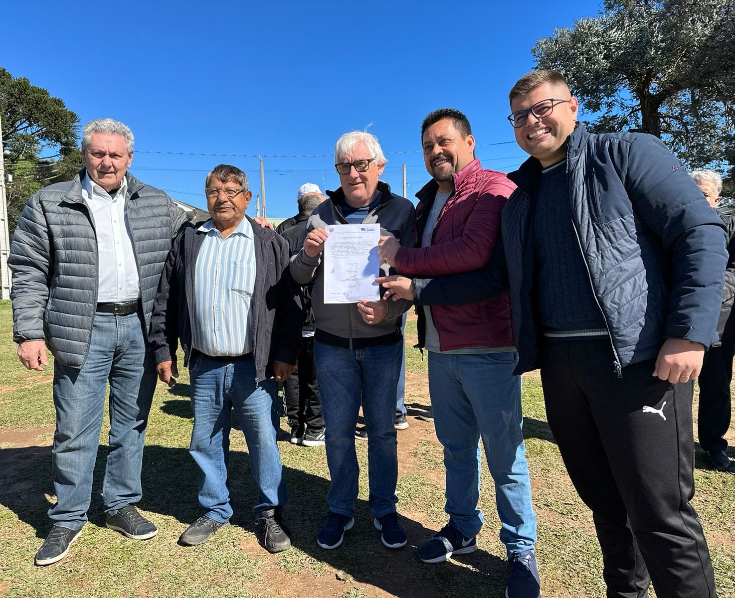 Prefeitura de Lages Prefeitura autoriza início das obras de implantação de quadra esportiva de grama sintética no bairro Vila Maria 