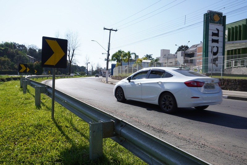 Prefeitura de Lages Prefeitura amplia extensão de guard-rail na avenida Carahá