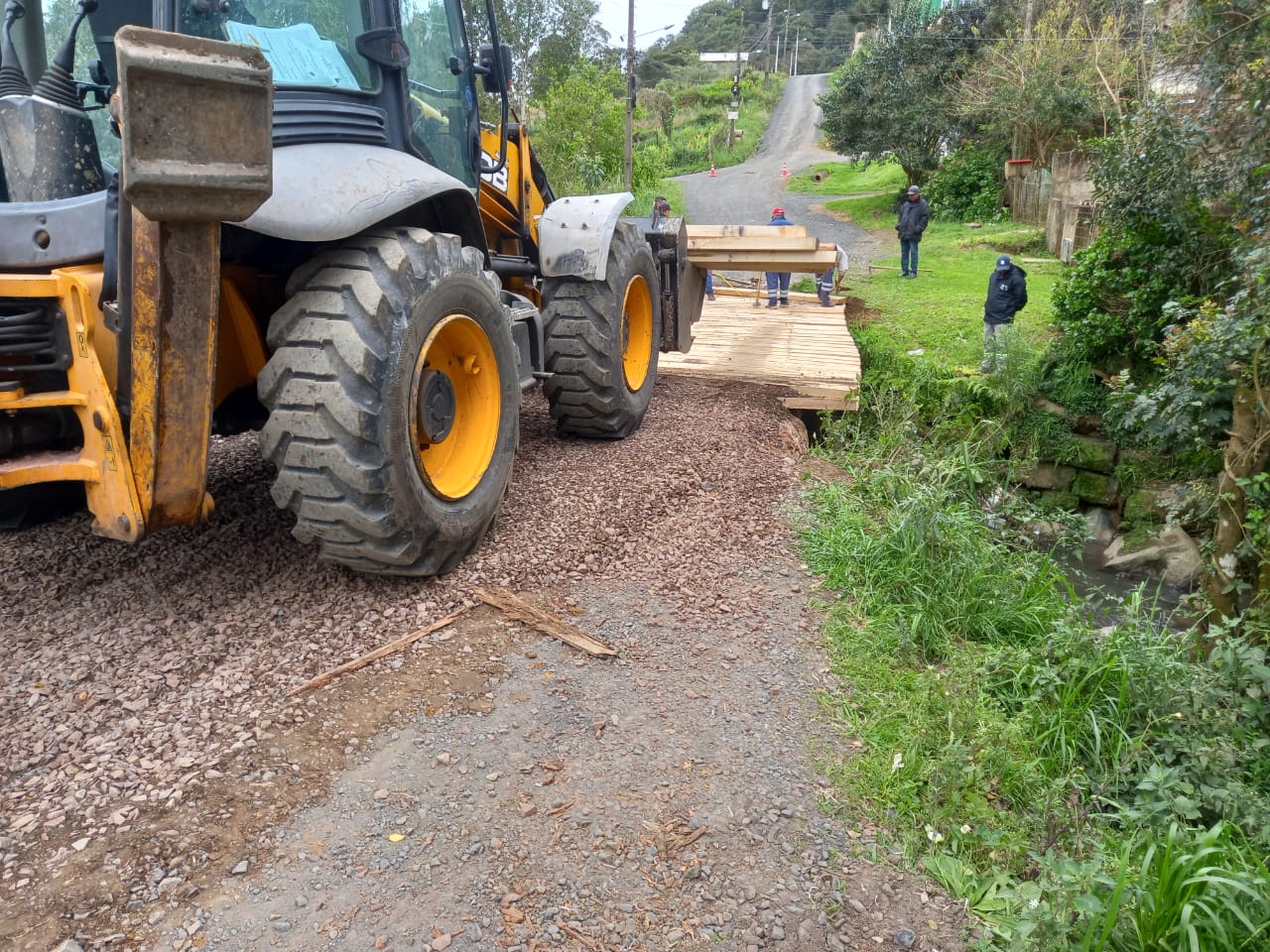 Prefeitura de Lages Secretaria de Obras revitaliza ponte no bairro Caroba