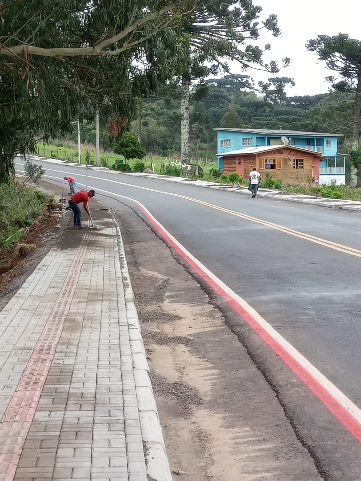 Prefeitura de Lages Calçadas são construídas no trecho inicial da Avenida Victor Alves de Brito 