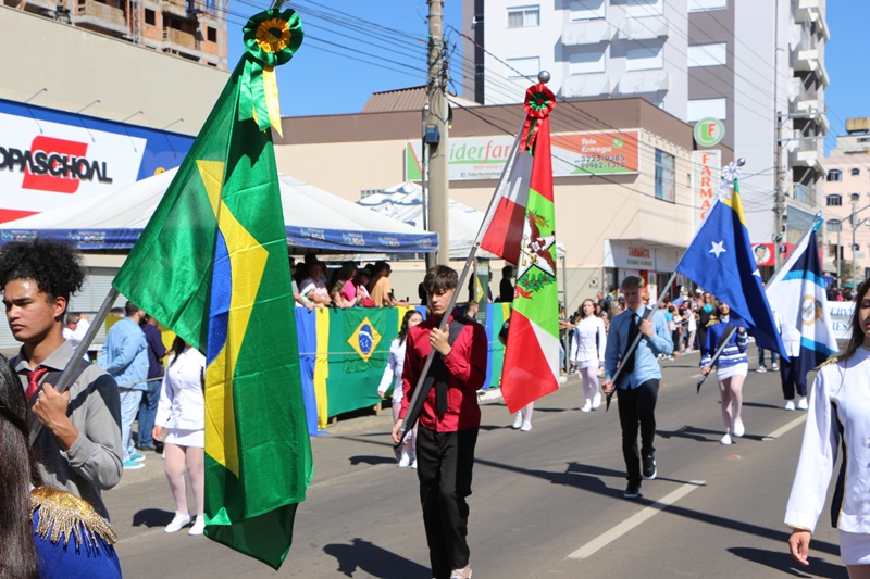 Prefeitura de Lages Estudantes e professores participam de desfile cívico na avenida Luís de Camões