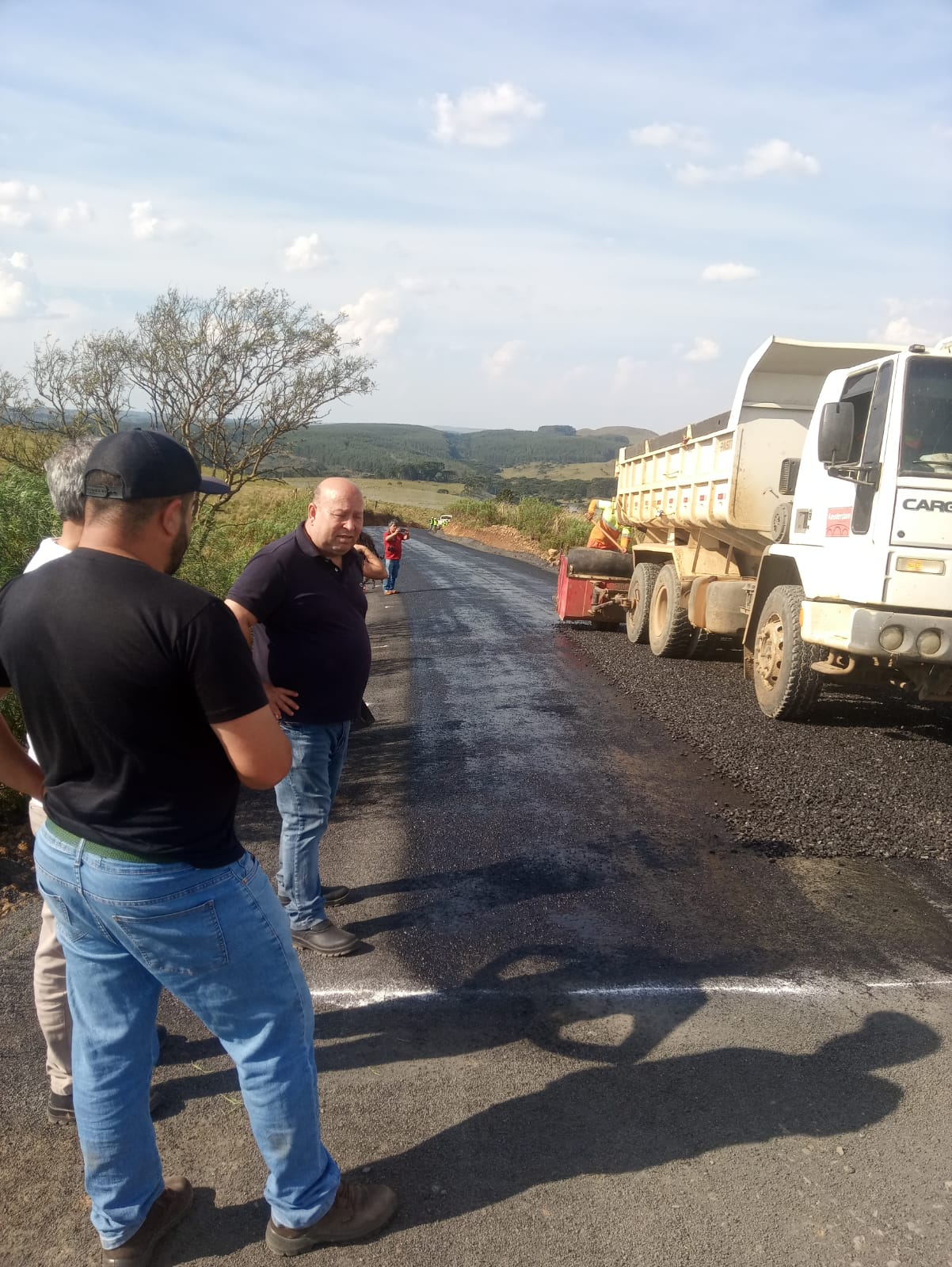 Prefeitura de Lages Pavimentação alternativa reforça pontos de aclive de estrada vicinal