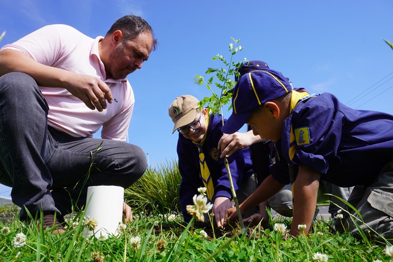 Prefeitura de Lages Lages refloresta praça do Petrópolis com plantio de dez plantas no Dia da Árvore