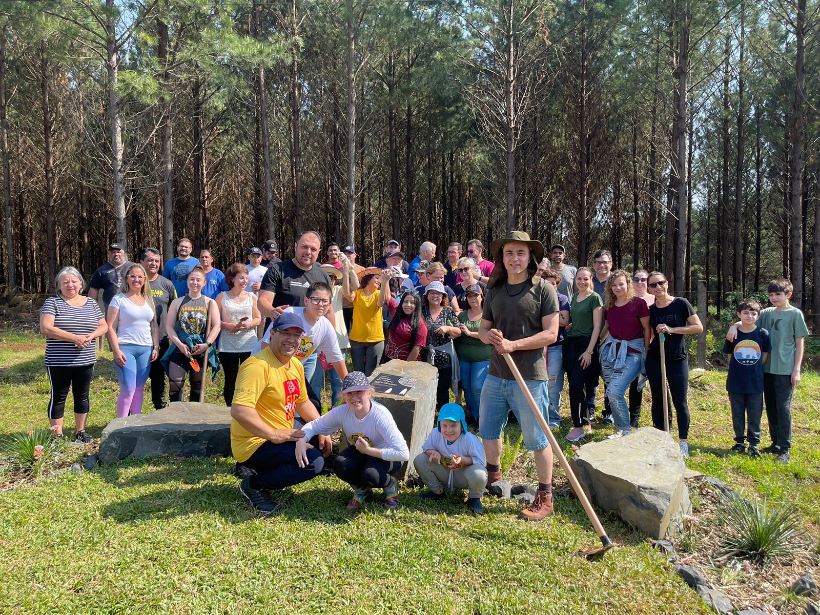 Prefeitura de Lages Primeiro domingo da primavera de 2023 é abrilhantado com o começo da beleza e emoção transmitidas pelos 400 ipês amarelos do Memorial Estrada dos Anjos no Acesso Sul de Lages