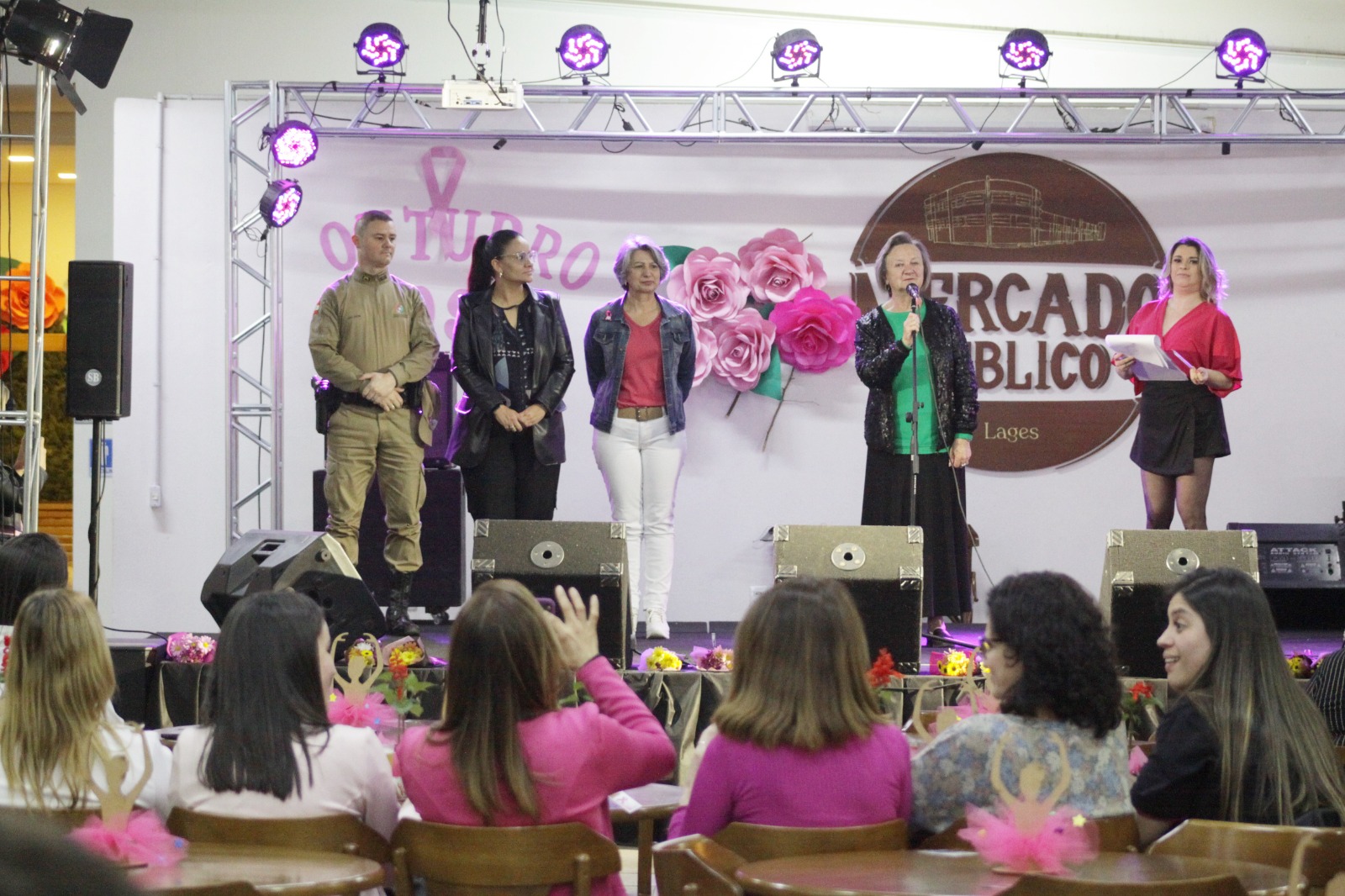 Prefeitura de Lages Mercado Público “se veste de rosa” e recepciona mulheres com flores, afinidade e afetuosidade na solenidade de abertura do Outubro Rosa em Lages  