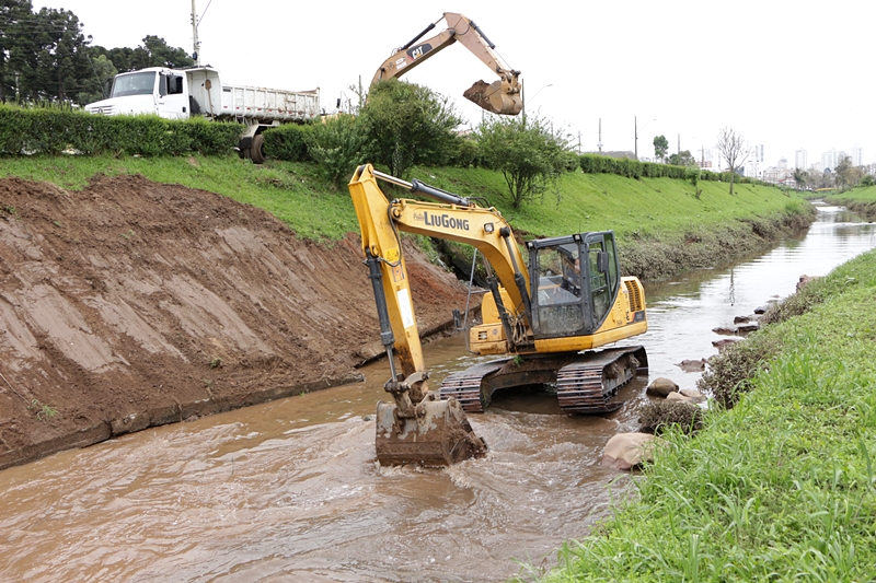 Prefeitura de Lages Calha do Rio Carahá é desassoreada pela Defesa Civil Municipal