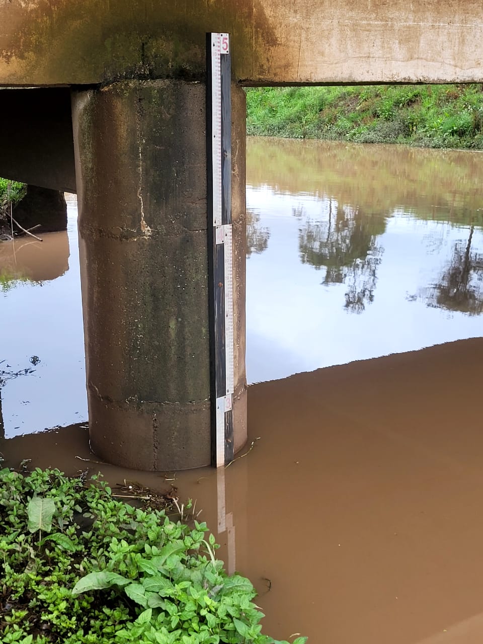 Prefeitura de Lages Desassoreamento diminui impacto das enxurradas e enchentes 