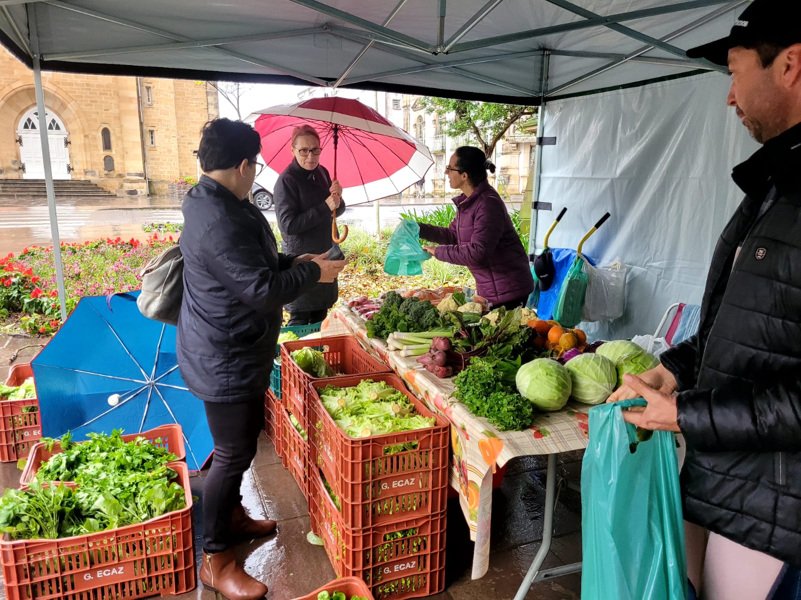 Prefeitura de Lages Feira da Agricultura Familiar oferece alimentos mais saudáveis à população e torna-se fonte de renda para pequenos produtores