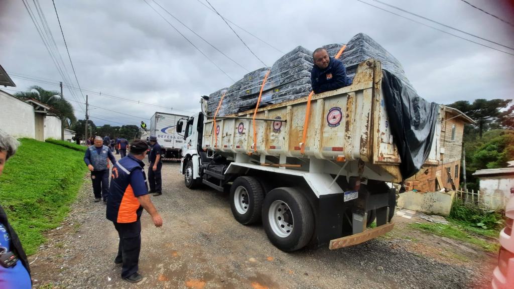 Prefeitura de Lages Moradores recebem kits de assistência humanitária