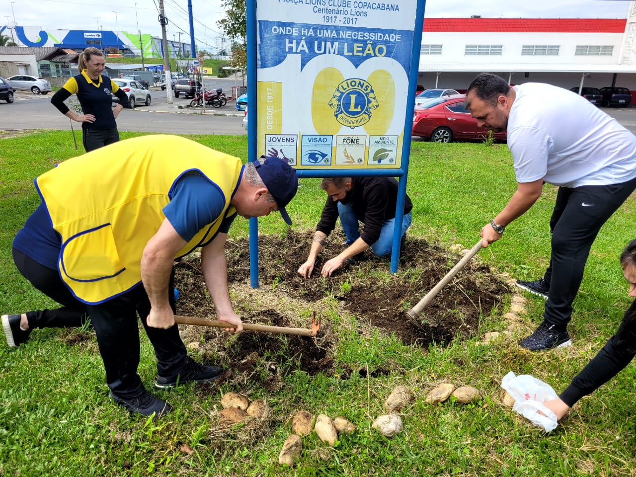 Prefeitura de Lages Prefeitura ampara iniciativa do Lions Clube Copacabana no plantio de mais de 120 mudas de plantas nativas e flores em jardins públicos de Lages  