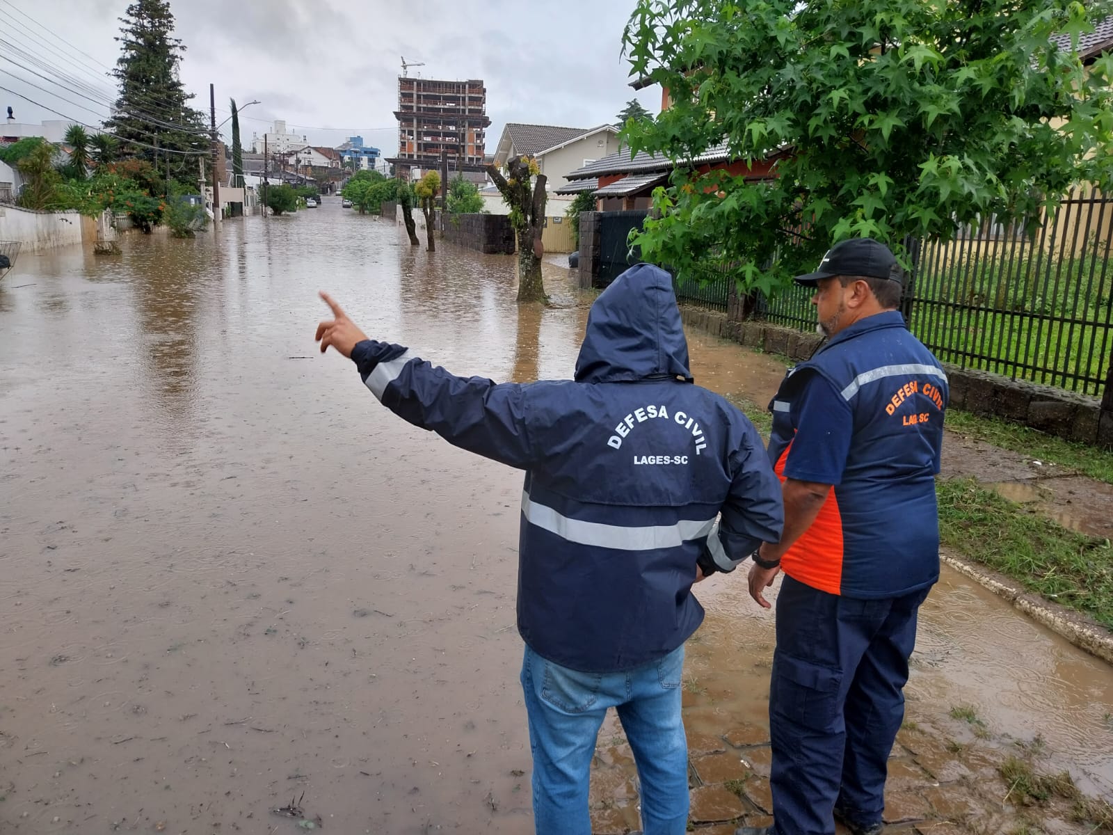 Prefeitura de Lages Defesa Civil de Lages atende população atingida por alagamentos após forte chuva desta segunda-feira