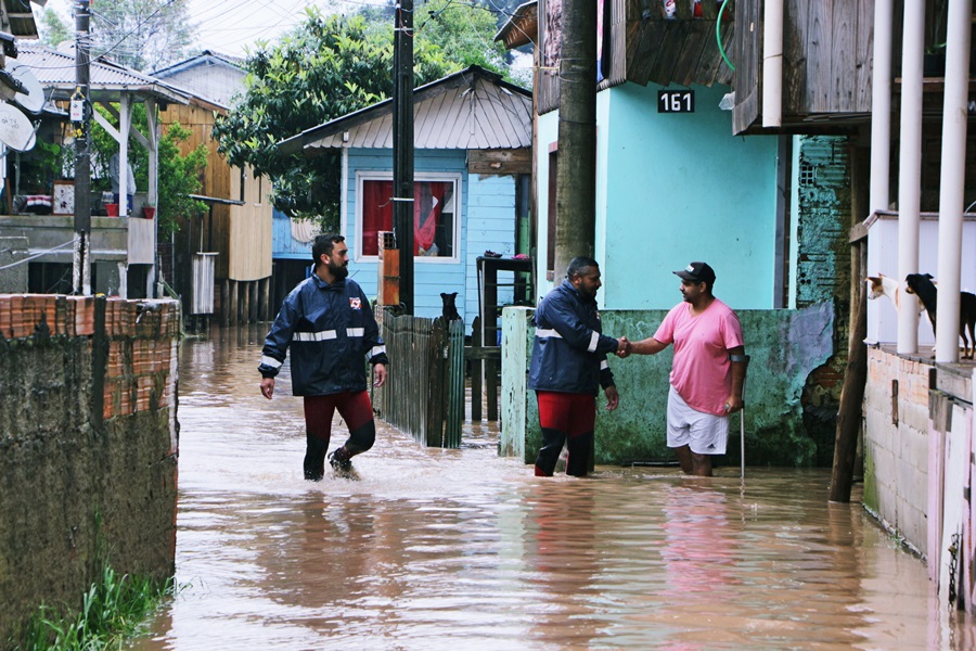 Prefeitura de Lages Chove mais de 100.4mm em 48 horas e rio Carahá registra 4.52m acima do nível