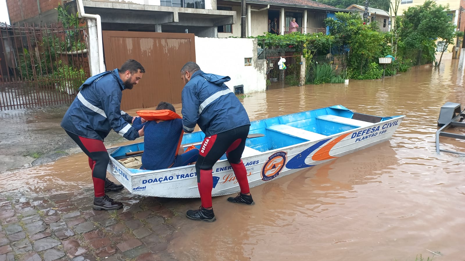 Prefeitura de Lages Defesa Civil atua com apoio da PM Ambiental e Bombeiros no resgate aos atingidos 