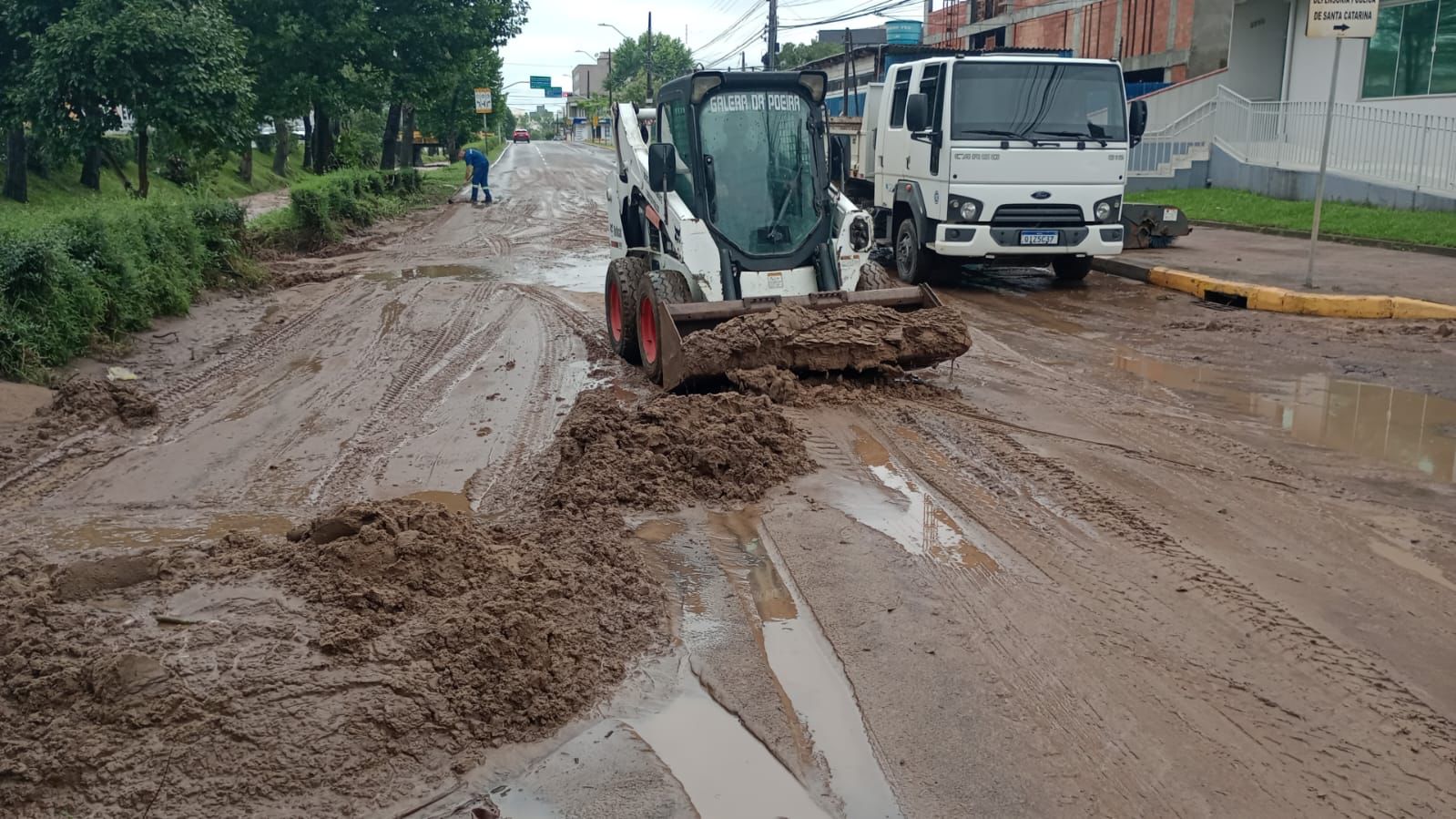 Prefeitura de Lages Equipes trabalham na limpeza de ruas e avenidas após alagamentos desta sexta-feira