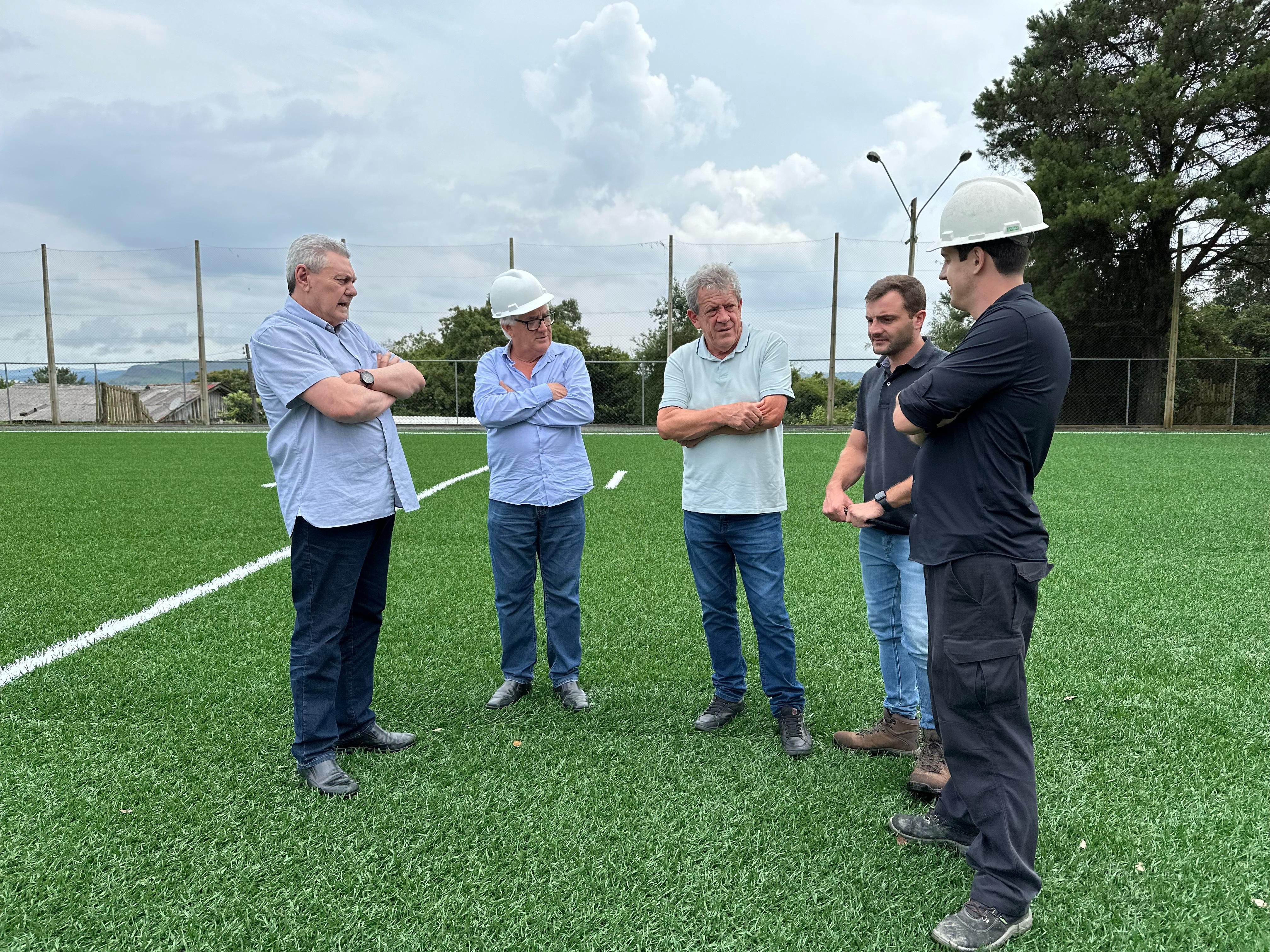 Prefeitura de Lages Obras da nova quadra de grama sintética do bairro Vila Maria entra na fase final