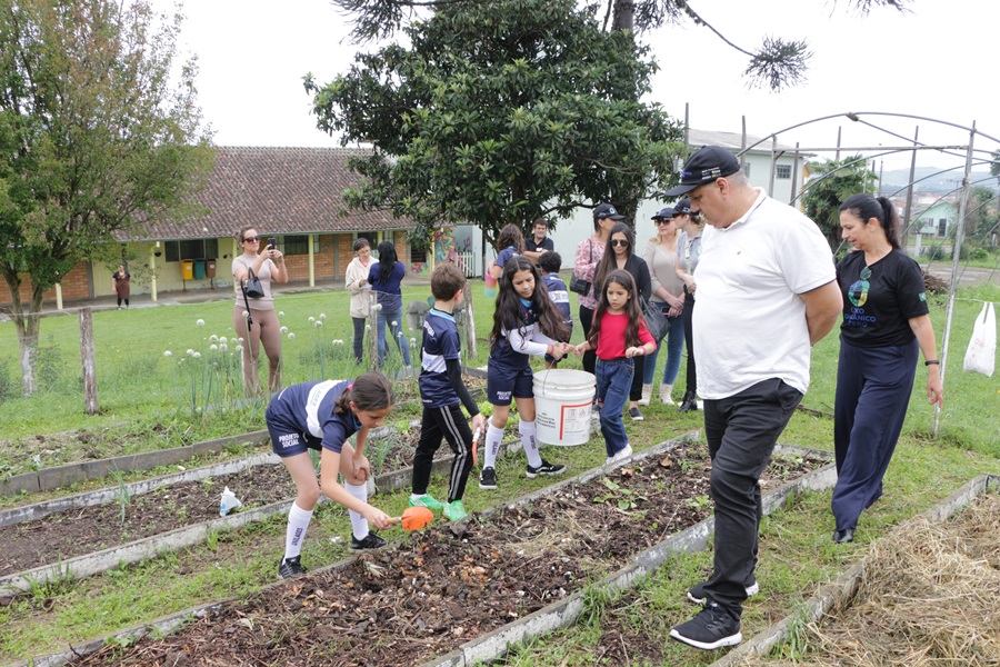 Prefeitura de Lages Comitiva do Poder Executivo de Sangão vivencia Projeto Lixo Orgânico Zero e Método Lages de Compostagem