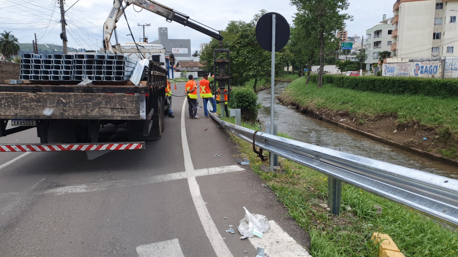 Prefeitura de Lages Diretran instala mais 400 metros de guard rail na avenida Carahá