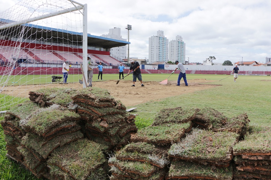 Prefeitura de Lages Iniciam as obras de revitalização do gramado do Vidal Ramos Junior