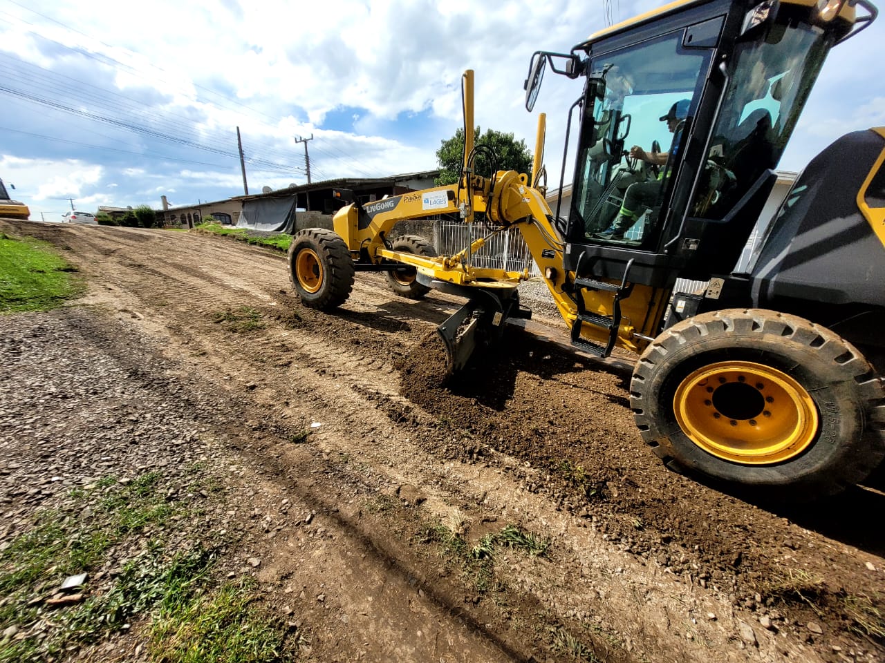 Prefeitura de Lages Ruas em diversos bairros e regiões do perímetro urbano de Lages recebem operações diárias de patrolamento em condições meteorológicas favoráveis