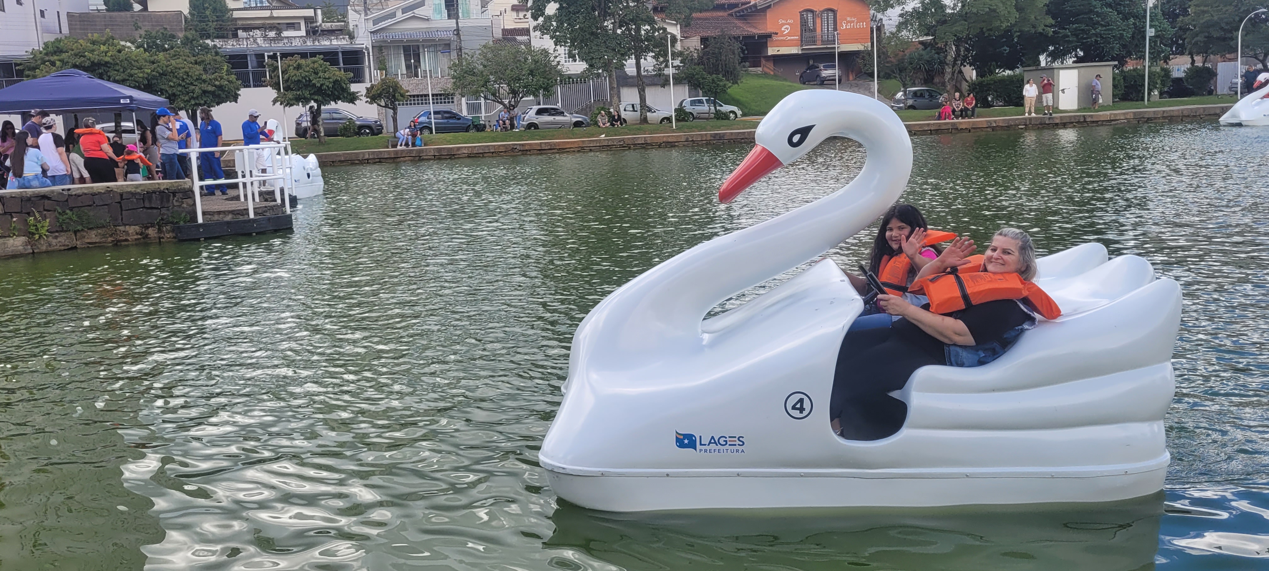 Prefeitura de Lages Crianças e famílias de Lages e turistas já podem desfrutar de lazer com os novos “patinhos” em passeios no Tanque