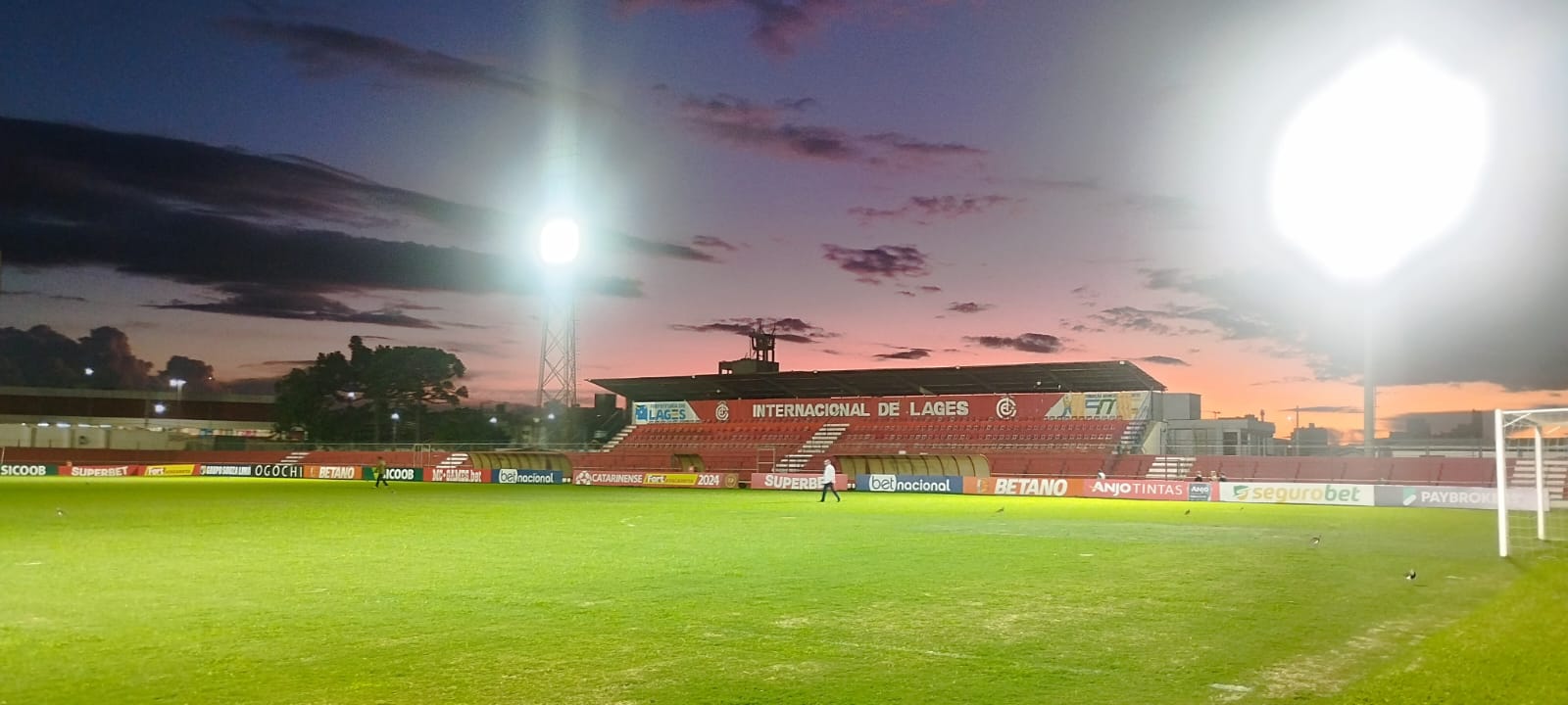 Prefeitura de Lages Primeira etapa da troca total da iluminação do Estádio Tio Vida está pronta para o jogo entre Inter e Avaí nesta quarta-feira