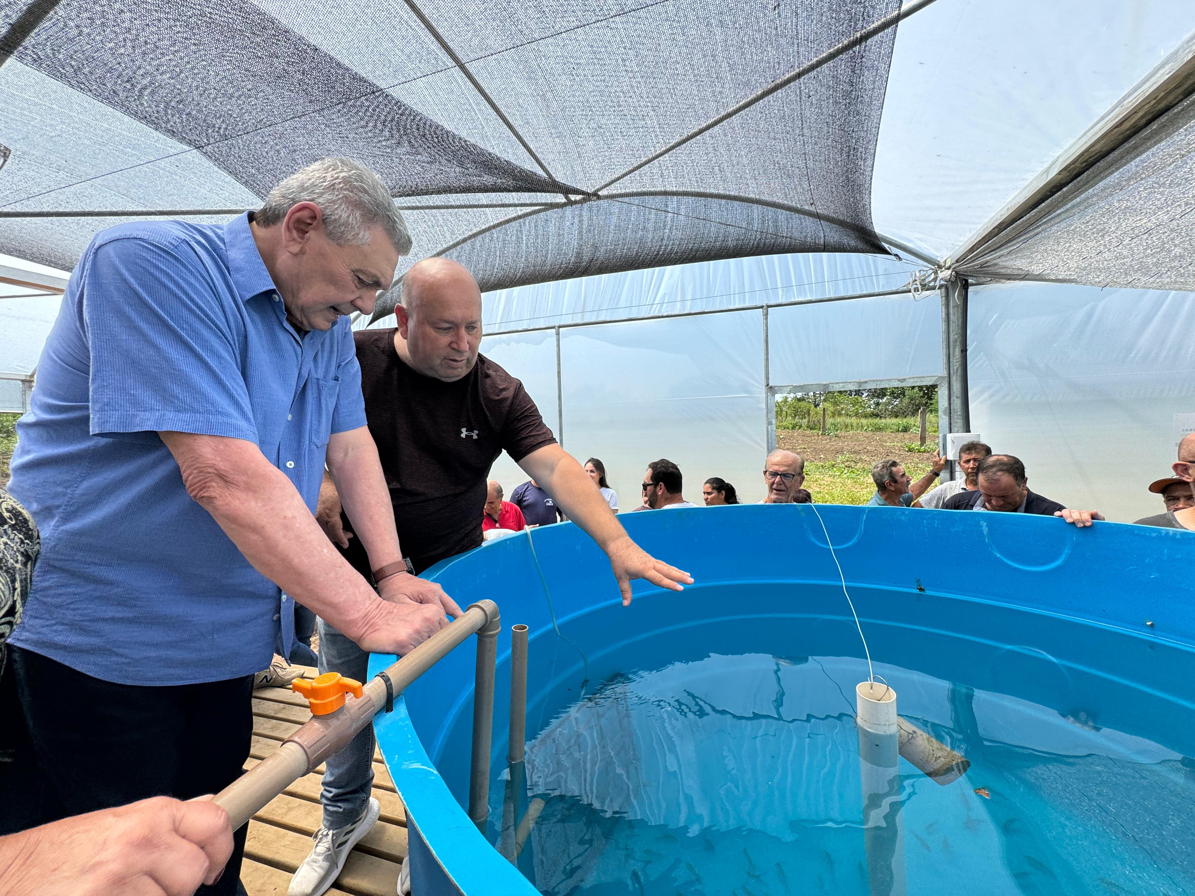 Prefeitura de Lages Pioneiro na Serra Catarinense, Programa Peixe na Mesa realiza segunda entrega de milhares de alevinos a piscicultores de Lages e região 