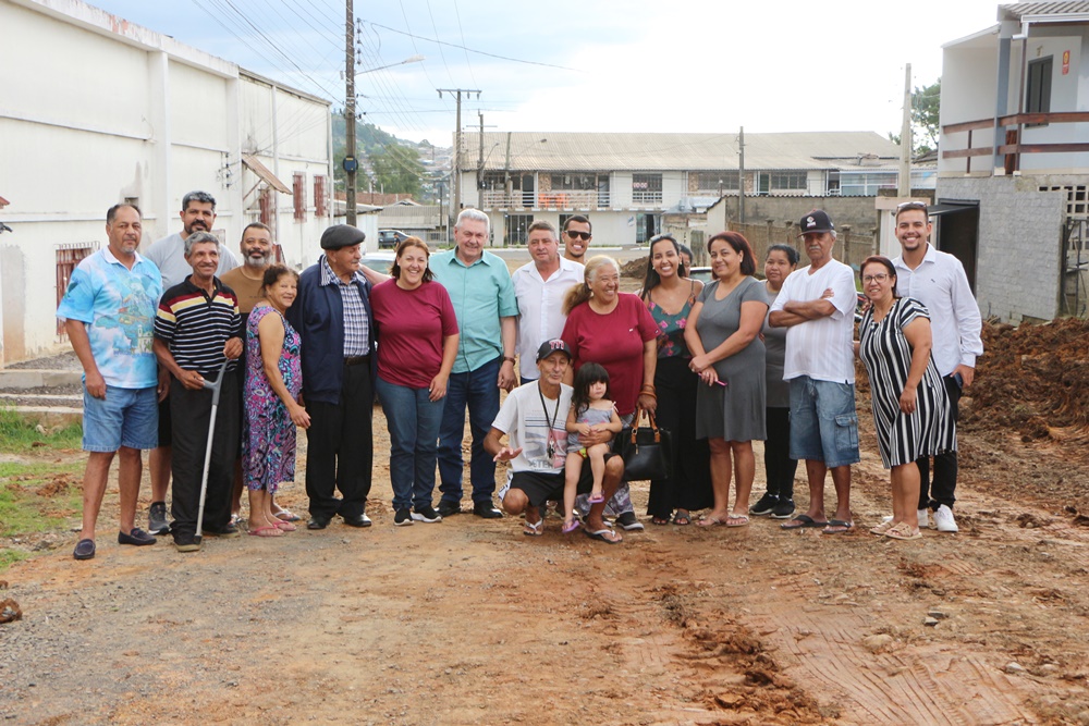 Prefeitura de Lages Comunidade comemora chegada do asfalto na rua Nelson de Castro Brascher