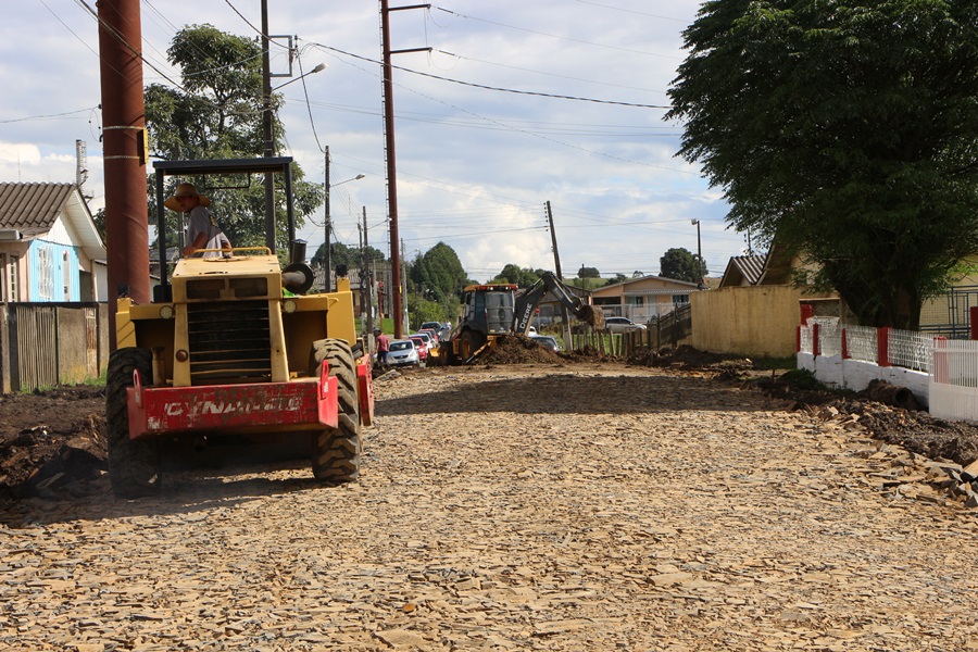 Prefeitura de Lages Terraplanagem da rua Palmeiras está sendo concluída