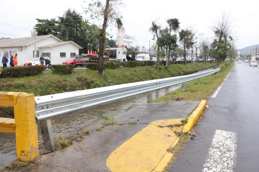 Prefeitura de Lages Avenida Carahá terá nova instalação de guard rail 